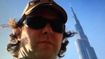 El paracaidista Alberto Winckelmann con gafas de sol y gorra con el Burj Khalifa de fondo. 