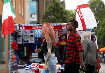 En el  barrio londinense de Camden Town, conocido por sus variopintas calles y reconditos callejones de ladrillo marron, se mezclan devoción por la música y el amor por el fútbol.