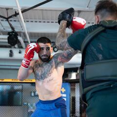 Topuria, bajo 40 grados y con aviso a Oliveira