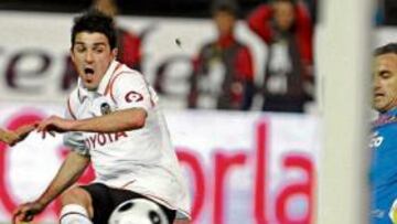 <b>GOLEADOR. </b>El Madrid quiere que Villa se sume a Raúl y Van Nistelrooy en la delantera blanca.