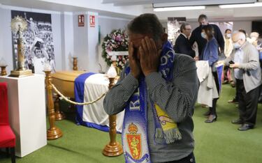 Un aficionado abandona emocionado la capilla ardiente instalada en La Romareda.