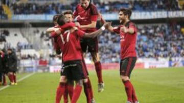 Los jugadores del Mirandés celebran el gol de Lago Junior.