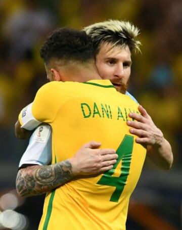 Brazil's Dani Alves (R) greets Argentina's Lionel Messi after defeating Argentina 3-0 in their 2018 FIFA World Cup qualifier football match in Belo Horizonte, Brazil, on November 10, 2016. / AFP PHOTO / VANDERLEI ALMEIDA