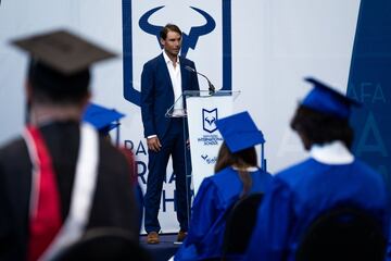 Los alumnos graduados escuchan el discurso de Nadal.