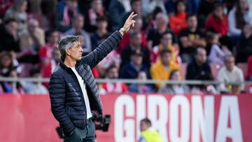 GIRONA, 19/10/2024.- El entrenador de la Real Sociedad, Imanol Alguacil, durante el partido de LaLiga EA Sports que Girona FC y Real Sociedad disputan este sábado en el estadio municipal de Montilivi. EFE/David Borrat