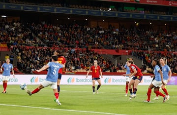 2-0. Gran jugada de España que termina en un centro de Athenea del Castillo para Mariona Caldentey, que remata con la derecha y cruzado, para anotar el segundo gol.