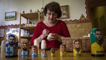 Nina, del taller de Sergiyev Posad, muestra cómo se pintan y se diseñan las Matrioshkas. Esta artesana lleva 30 años pintando a mano y con pincel unas 1.000 figuras al año.