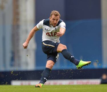 Tottenham overwhelm Stoke with another Kane hat-trick
