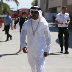 Hamilton no pasa inadvertido: llega como un jeque a Bahrein
