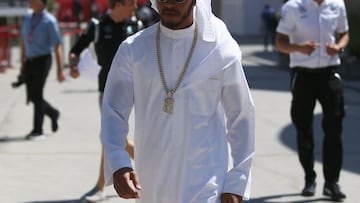 Lewis Hamilton llegando al circuito de Bahrain.