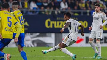 CÁDIZ, 26/11/2023.- El delantero brasileño del Real Madrid CF, Rodrygo Goes marca el segundo gol para su equipo durante el partido de la jornada 14 de LaLiga que enfrenta al Cádiz CF y el Real Madrid hoy domingo en el Estadio Nuevo Mirandilla. EFE/Román Ríos.