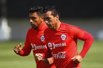 Futbol, entrenamiento seleccion chilena.
Los jugadores de la seleccion chilena, atienden  el entrenamiento matutino en el complejo deportivo Juan Pinto Duran de Santiago, Chile.
20/03/2017