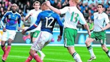 <b>ERROR ARBITRAL. </b>Henry controla con la mano; luego le daría a Gallas el 1-1 de la clasificación gala.