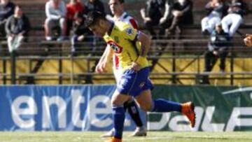 Fernando Manr&iacute;quez celebra el &uacute;nico gol del partido en Yumbel.