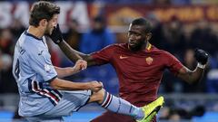 Antonio Rudiger de Roma ante Bartosz Bereszynski de Sampdoria hoy, 19 de enero de 2017, durante los octavos de final de la Copa Italia en el estadio Ol&iacute;mpico de Roma. 