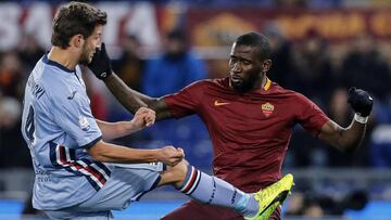 Antonio Rudiger de Roma ante Bartosz Bereszynski de Sampdoria hoy, 19 de enero de 2017, durante los octavos de final de la Copa Italia en el estadio Ol&iacute;mpico de Roma. 