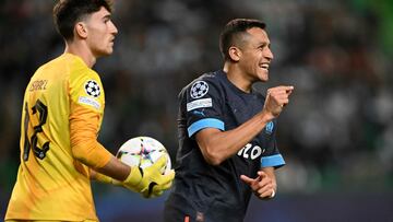 Marseille's Chilean forward Alexis Sanchez (R) celebrates after scoring his team's second goal during the UEFA Champions League 1st round, group D, football match between Sporting CP and Olympique de Marseille at the Jose Alvalade stadium in Lisbon on October 12, 2022. (Photo by PATRICIA DE MELO MOREIRA / AFP)