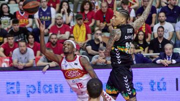 MURCIA, 14/05/2023.- El base del UCAM MurciaThaddus Dewayn "Thad" McFadden  (i) con el balón ante el estadounidense del Bilbao Basket,Michale D. Kyser durante el partido correspondiente a la jornada 33 de la Liga Endesa, que está disputándose este domingo entre el UCAM Murcia y el Sume Bilbao Basket en el Palacio de los Deportes de Murcia. EFE/Juan Carlos Caval
