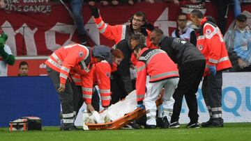 El jugador del Stuttgart, Gentner, se retira lesionado en camilla.