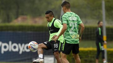 Vladimir Hern&aacute;ndez y Jorman Campuzano durante un entrenamiento conm Atl&eacute;tico Nacional