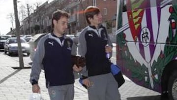 <b>EL SUSTITUTO. </b>Sereno, a la derecha, viajó ayer a A Coruña en autobús junto al resto de sus compañeros y será el relevo de Nivaldo en el centro de la defensa pucelana.