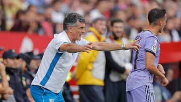 Mendilibar da instrucciones en la banda.