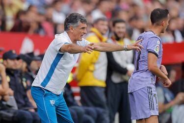 Mendilibar da instrucciones en la banda.