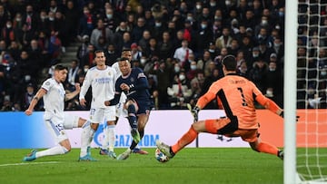 Kylian Mbappé, jugador del Paris Saint-Germain, define ante Thibaut Courtois, jugador del Real Madrid, en Champions League.
