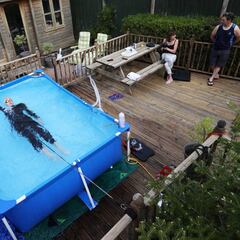 Una improvisada piscina en el jardin de casa