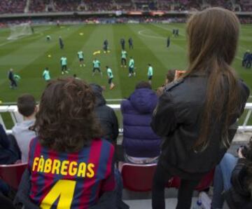El Barcelona se entrenó arropado por una multitud de aficionados que acudió al entrenamiento en una jornada de puertas abiertas.
