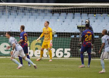 El jugador del Celta, Iago Aspas, marca de falta el 2-2 al Barcelona. 