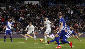 Buen pase en profundidad de Vinícius para Reguilón, que asiste con el pase de la muerte al delantero francés. Benzema anota el gol 1-0 para el Real Madrid 