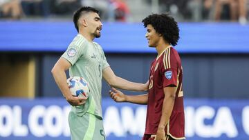 Inglewood (United States), 26/06/2024.- Mexico's Johan Vásquez (L) and Venezuela's Eduardo Bello (R) debate possession during the first half of the CONMEBOL Copa America 2024 group B soccer match between Venezuela and Mexico at SoFi Stadium in Inglewood, California, USA, 26 June 2024. EFE/EPA/ALLISON DINNER