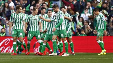 Los futbolistas del Btis celebran el 1-0 al Girona, marcado por Tello