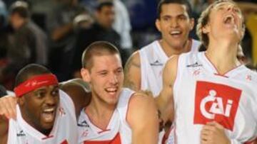 <b>HACIENDO HISTORIA. </b>Darren Philip, Sam Van Rossom y Chad Toppert celebran el triunfo del CAI Zaragoza en el Palau Blaugrana.