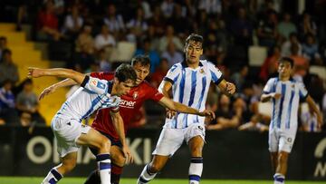 IRÚN (GIPUZKOA), 21/07/2023.- El defensa de la Real Sociedad Aritz Elustondo (i) disputa un balón con Ante Budimir, delantero del Osasuna, durante el partido amistoso disputado este viernes en Irún. EFE/ Juan Herrero
