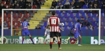 0-2. Aduriz marca el segundo gol.