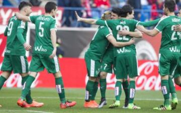 Los jugadores celebran el 0-1 de Keko. 