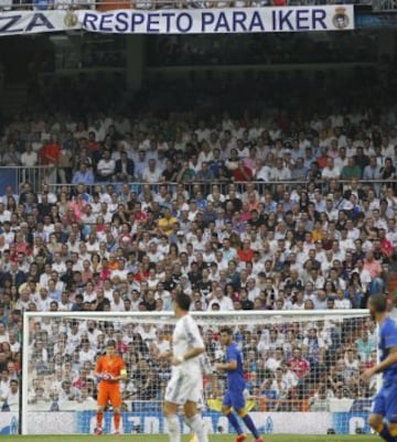 Seguidores con una pancarta a favor de Iker Casillas.