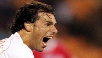 <B>SALVADOR.</B> El ariete del Manchester celebró con rabia un tanto que se resistió más de lo previsto a la selección holandesa.