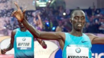Vincent Kipruto cruza la línea de meta seguido de Kiptoo.