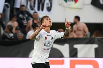 Spezia's Italian midfielder Salvatore Esposito celebrates after scoring his team's second goal during the Italian Serie A football match between Spezia and AC Milan at the Alberto-Picco stadium in La Spezia, on May 13, 2023. (Photo by Vincenzo PINTO / AFP)