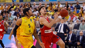LAS PALMAS DE GRAN CANARIA, 11/04/2025.- El jugador del Hapoel Noam Yaacov (d) juega un balón ante Caleb Homesley, del Gran Canaria, durante el segundo partido de la final de la Eurocopa que Dreamland Gran Canaria y Hapoel Tel Aviv disputan este viernes en Las Palmas. EFE/Elvira Urquijo