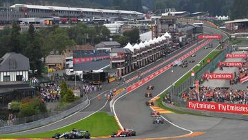 Mercedes&#039; British driver Lewis Hamilton (L) leads the pack after the start of the Belgian Formula One Grand Prix at the Spa-Francorchamps circuit in Spa on August 27, 2017. / AFP PHOTO / LOIC VENANCE
 PUBLICADA 28/08/17 NA MA34 1COL