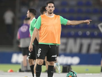 En el 90’ y con un jugador menos. Así empató el Elche en su partido con un Tenerife, que ya acariciaba el triunfo. El 1-1 llegó con un sensacional cabezazo de Kaba, en un envío teledirigido de Bigas. El central del Elche controló, vio y centró para rescatar un punto.