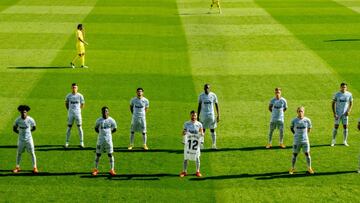 El once del Valencia posa con una camiseta de Españeta.