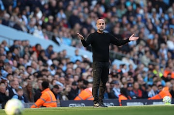 Manchester (United Kingdom), 05/10/2024.- Manchester City manager Pep Guardiola gestures during the English Premier League soccer match between Manchester City and Fulham FC in Manchester, Britain, 05 October 2024. (Reino Unido) EFE/EPA/ADAM VAUGHAN EDITORIAL USE ONLY. No use with unauthorized audio, video, data, fixture lists, club/league logos or 'live' services. Online in-match use limited to 120 images, no video emulation. No use in betting, games or single club/league/player publications.
