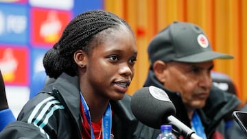 AME659. BOGOTÁ (COLOMBIA), 02/11/2022.- La jugadora Linda Caicedo habla durante una rueda de prensa en la sede de la Federación Colombina de Fútbol, en Bogotá (Colombia). Las integrantes de la Selección Colombia de fútbol femenino Sub-17 llegaron al país tras obtener salir subcampeonas del campeonato mundial disputado en India. EFE/ Carlos Ortega
