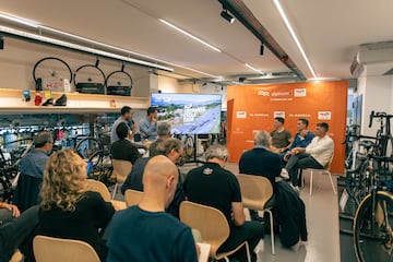 Chavanel, Induráin y Pereiro, este lunes, en la presentación de la Alpinum TotalEnergies en la tienda Escapa Viladomat.