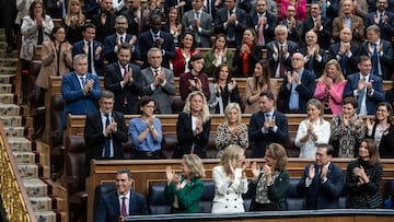 El presidente del Gobierno en funciones y candidato a la reelección, Pedro Sánchez (1i), es aplaudido tras su intervención durante la primera sesión del debate de investidura como presidente de Gobierno, en el Congreso de los Diputados, a 15 de noviembre de 2023, en Madrid (España). El Salón de Plenos del Congreso acoge hoy y mañana, 16 de noviembre, el debate de investidura del presidente del Gobierno en funciones, Pedro Sánchez. El secretario general del PSOE tiene el apoyo de 179 diputados de los 350 del Congreso. Está previsto que votarán a favor de que el líder socialista sea presidente del Gobierno tras exponer su programa PSOE, Sumar, ERC, Junts, EH Bildu, PNV, BNG y Coalición Canaria frente a los 171 en contra de PP, Vox y UPN. El acto se celebra en un momento de tensión por las concentraciones en la sede del PSOE en Ferraz y protestas en contra de la ley de amnistía registrada por los socialistas que beneficia a los implicados del 'procés'.
15 NOVIEMBRE 2023;INVESTIDURA;PLENO;CONGRESO;SANCHEZ;AMNISTIA;PSOE;GOBIERNO
Alejandro Martínez Vélez / Europa Press
15/11/2023